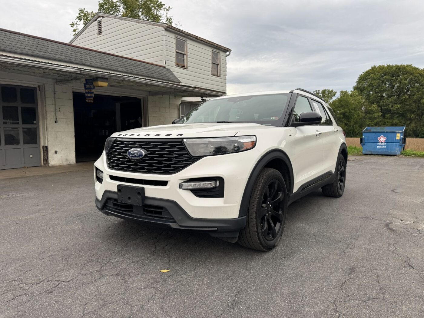 2023 Ford Explorer ST-Line photo 4 of 4